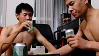 หนังเกย์ไทย18+เข้ามากรุงเทพแล้วตกงานโทรหาเพื่อนสมัยเรียนมอต้นไปอาศัยอยู่ด้วย สุดท้ายเมาเลยได้เสียกัน