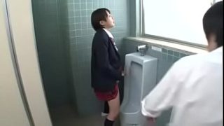 นักเรียนทอมดี้ญี่ปุ่น XXXX ยืนเยี่ยวในห้องน้ำผู้ชายต้องเงี่ยนขนาดไหนถึงกล้า โดนจับมาเล่นหีกลางห้องเรียน ติ๋วจนหีชา