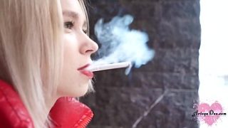 หนังโป้จีนใหม่ๆ porn china สาวจีนเงี่ยนหียืนดูดบุหรี่ขายหีให้หนุ่มๆที่สนใจ xxx โดนเย้ดโครตเสียวหีแถมได้ตังอีกเด็ดมากๆ